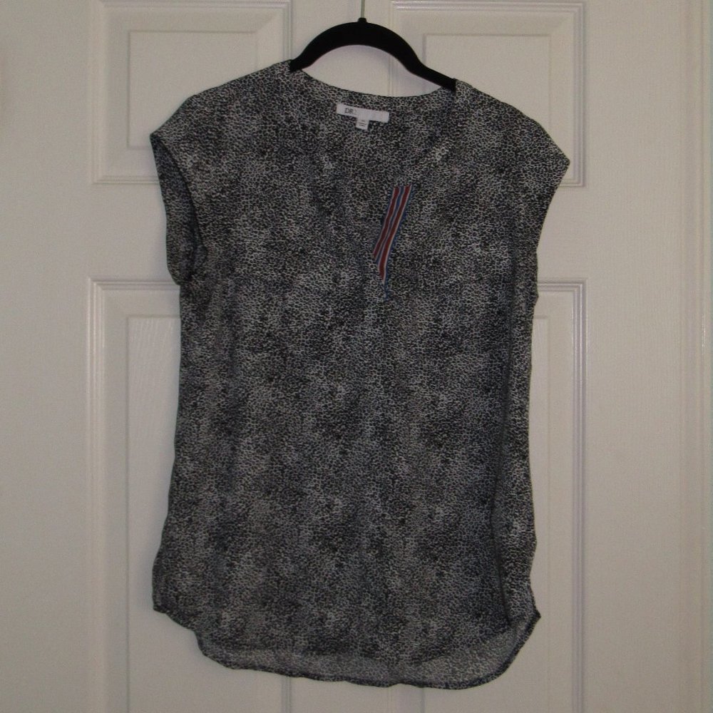 DR2 XS Pocketed V-Neck Short Sleeve Top